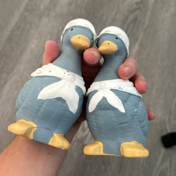 Vintage Handpainted Ceramic Mama Duck Goose Large Salt and Pepper Shakers - Picture 7 of 7